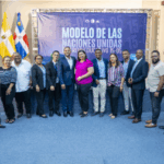Leandro Mieses inspira a jóvenes en apertura del modelo de la ONU en Santo Domingo.