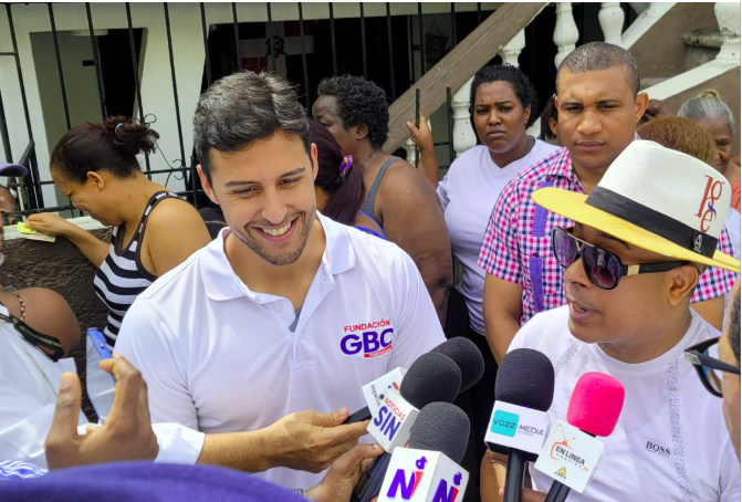 Más de 300 personas recibieron atenciones de salud gratuita en una amplia jornada social realizada por la Fundación GBC Farmacias, en el kilómetro 8 de la carretera Sánchez en el Distrito Nacional.