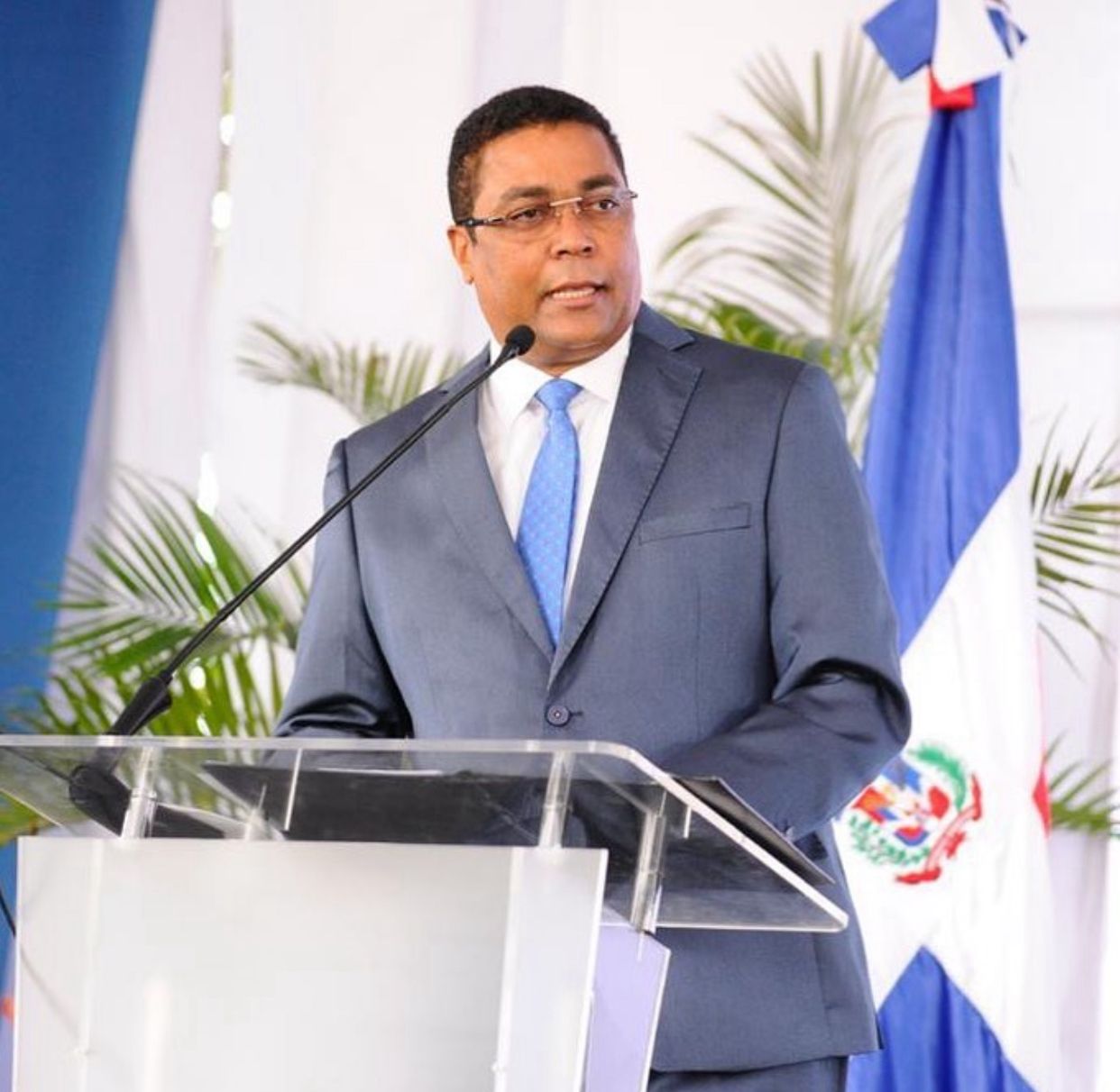 Víctor D’Aza sorprende en encuesta empresarial tras anunciar aspiración presidencial