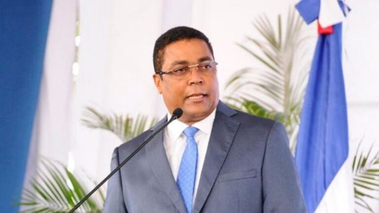 Víctor D’Aza sorprende en encuesta empresarial tras anunciar aspiración presidencial