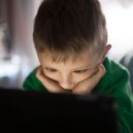 Cómo los algoritmos moldean el mundo digital de nuestros hijos  A pesar de ser invisibles, los algoritmos desempeñan un papel fundamental en la configuración del contenido que adultos y niños/as observan en línea