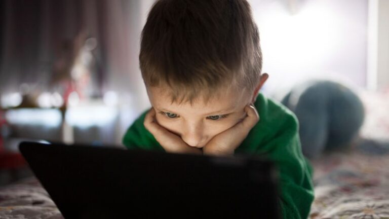 Cómo los algoritmos moldean el mundo digital de nuestros hijos  A pesar de ser invisibles, los algoritmos desempeñan un papel fundamental en la configuración del contenido que adultos y niños/as observan en línea