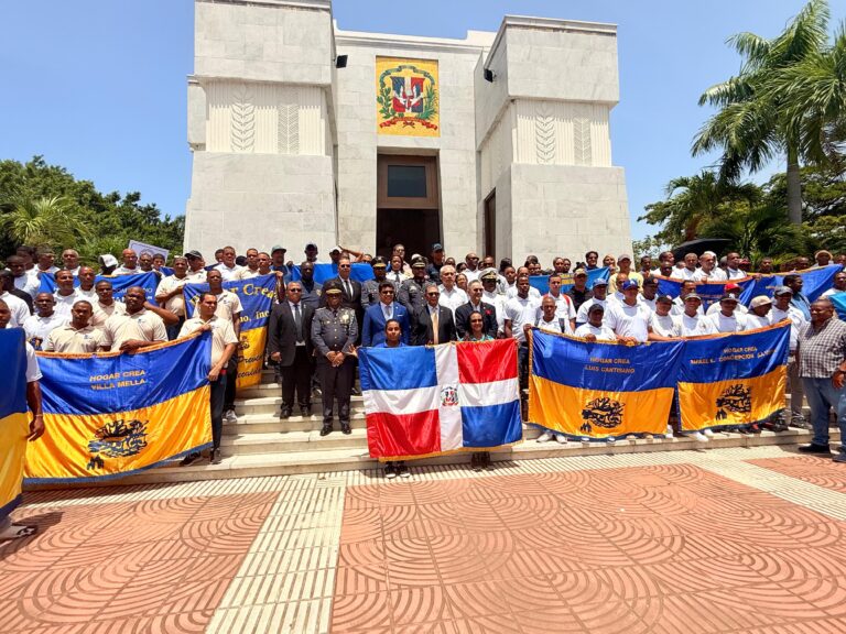 Hogar Crea Dominicano conmemora el Día Internacional de la Lucha contra el Uso Indebido y el Tráfico Ilícito de Drogas con caminata y ofrenda floral en el Altar de la Patria