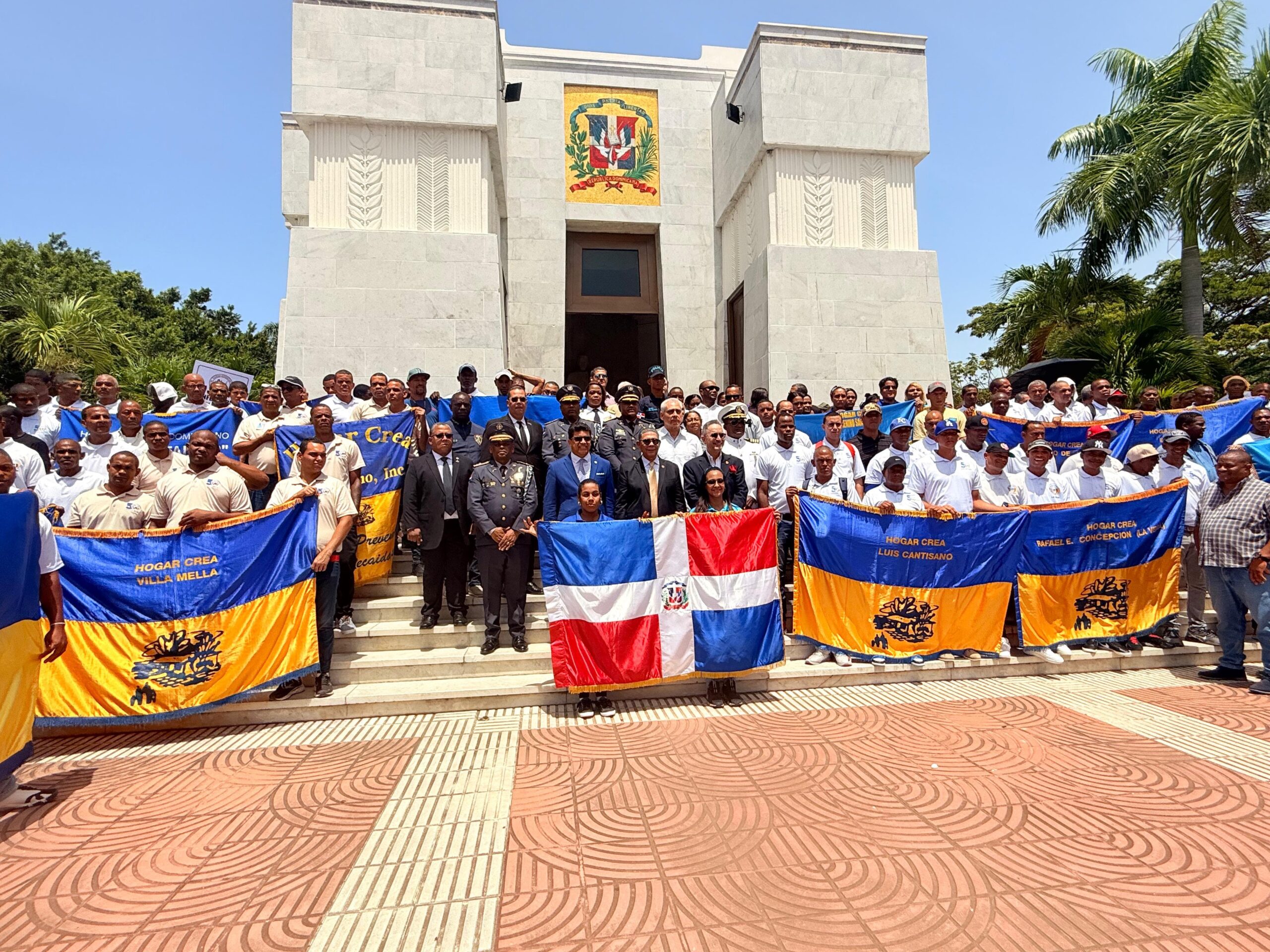 Hogar Crea Dominicano conmemora el Día Internacional de la Lucha contra el Uso Indebido y el Tráfico Ilícito de Drogas con caminata y ofrenda floral en el Altar de la Patria