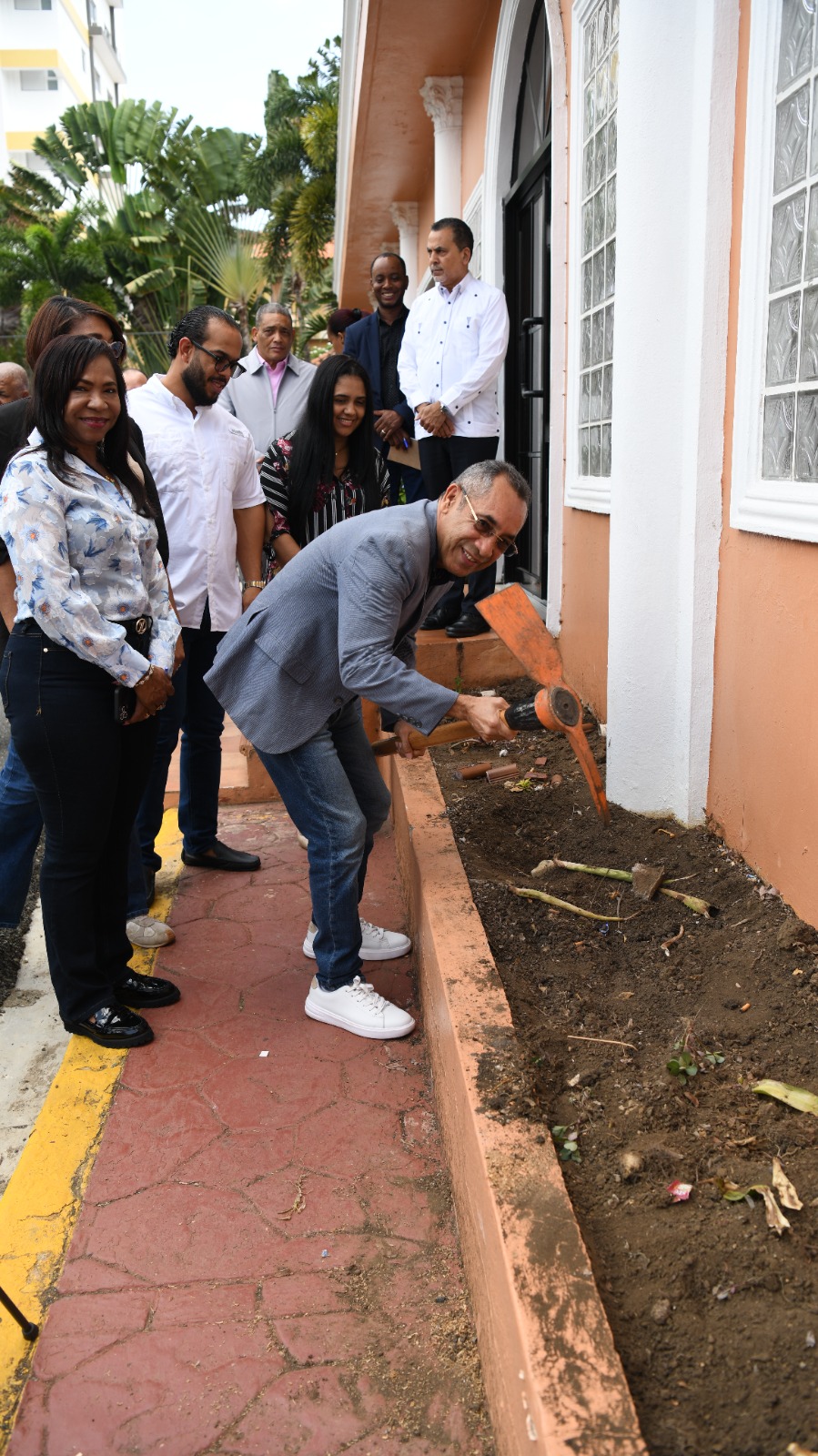 Administrador del INAVI da primer picazo para construcción de rampa en sede principal Administrador del INAVI da primer picazo para construcción de rampa en sede principal
