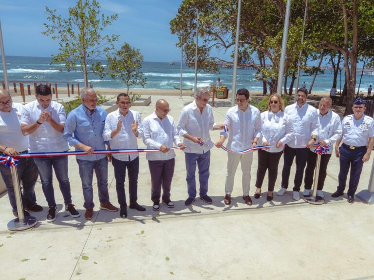 Presidente Abinader y ministro Collado inauguran malecón de Haina @davidcolladom