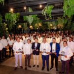 Éxito total en La Vega: Los Plus RD realizan panel con Omar Fernández y lo reconocen por su compromiso con la juventud