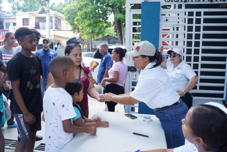 Leandro Mieses lleva operativo médico gratuito a más de 400 familias de escasos recursos en Santo Domingo Oeste