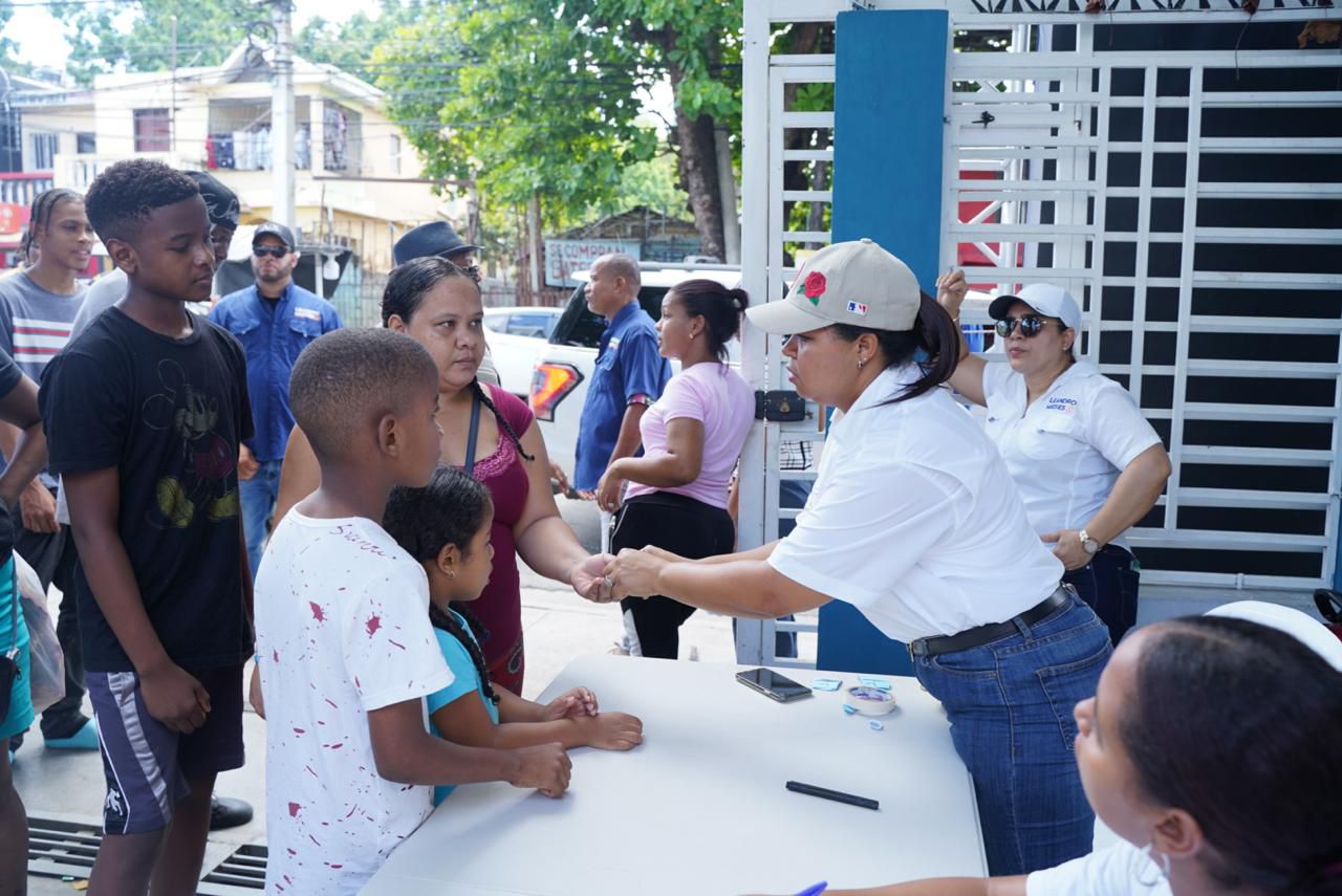 Leandro Mieses lleva operativo médico gratuito a más de 400 familias de escasos recursos en Santo Domingo Oeste