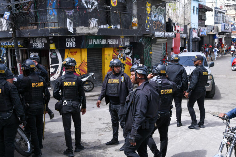Intervención en la 42 de Capotillo: Autoridades desmantelan puntos de droga y arrestan personas