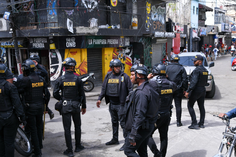Intervención en la 42 de Capotillo: Autoridades desmantelan puntos de droga y arrestan personas
