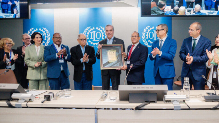 Presidente Abinader recibe reconocimiento de la OIT en Ginebra por respaldo a derechos de trabajadores