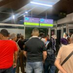 Mi madre está desesperada, y el resto de pasajeros en el Aeropuerto Las Américas… Línea Jet Blue, Vuelo2510, Gate M1.