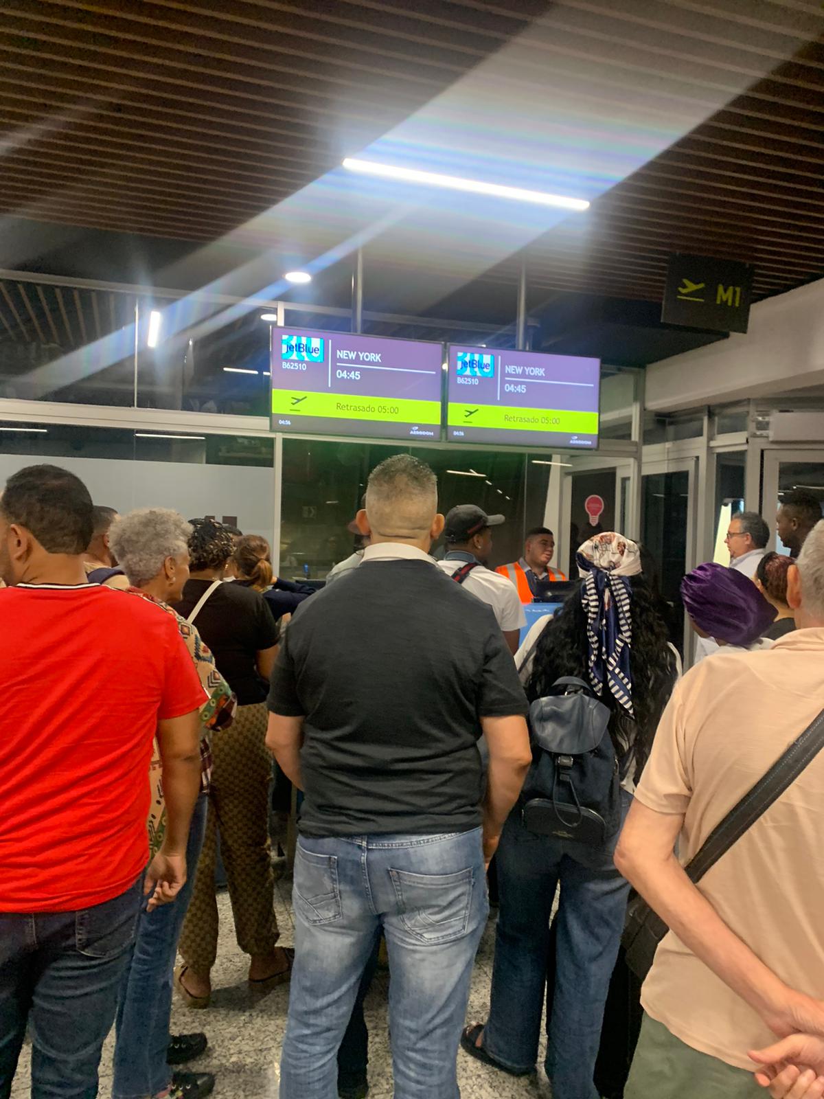 Mi madre está desesperada, y el resto de pasajeros en el Aeropuerto Las Américas… Línea Jet Blue, Vuelo2510, Gate M1.