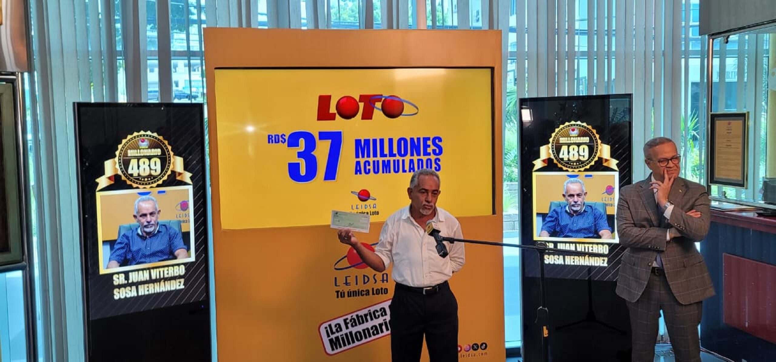 LEIDSA entrega 37 millones de pesos al millonario número 489 del Loto