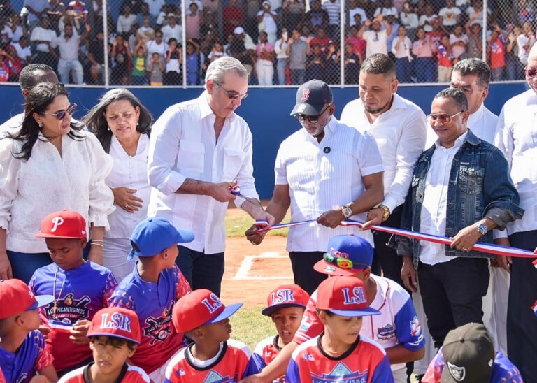 Azua celebra inauguración de estadio de béisbol tras más de 20 años de espera