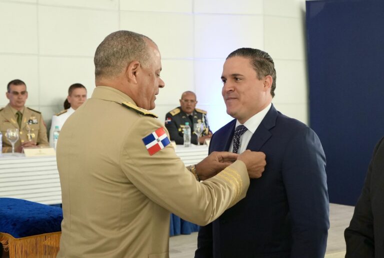 Jean Luis Rodríguez recibe máxima distinción del CESEP por sus aportes a la seguridad portuaria