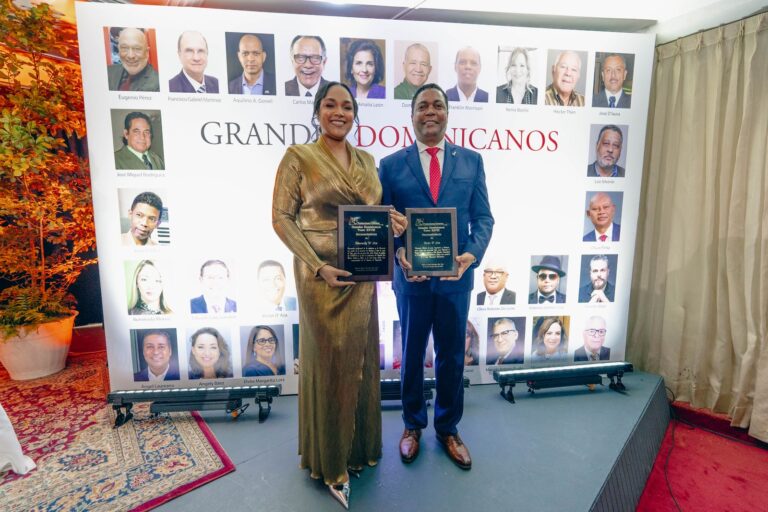 Reconocen a Víctor D’Aza y Dharuelly D’Aza por su impacto en la política y el servicio público dominicano