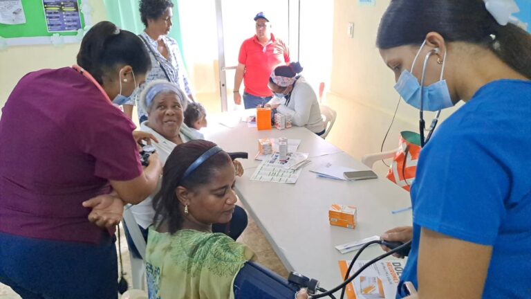Raymond Rodríguez y Fundación GBC realizan jornada de salud en el barrio Puerto Rico de Arroyo Hondo beneficiando más de 450 personas