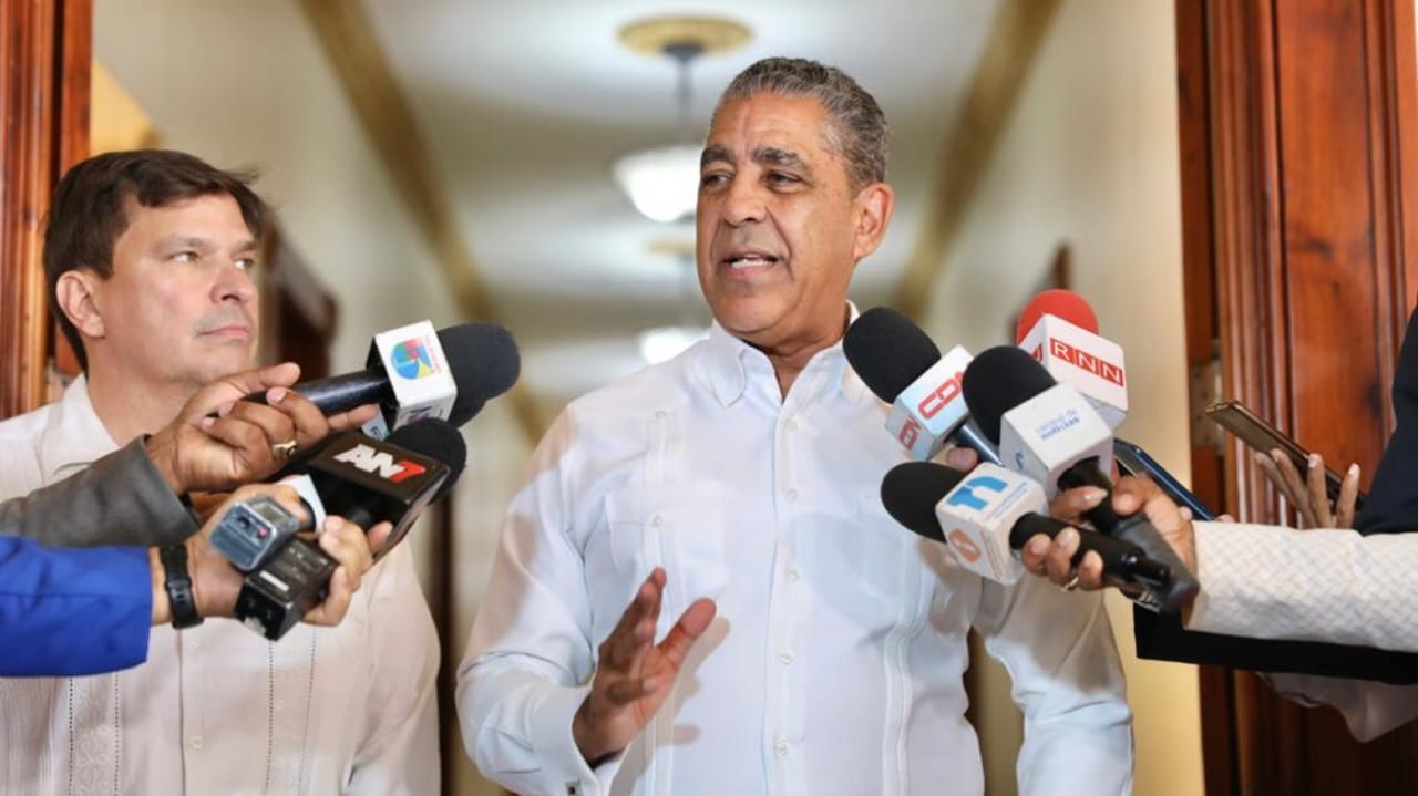 Espaillat respalda a candidato socialista a la alcaldía Mamdani, desatando furia entre líderes empresariales dominicanos de NYC