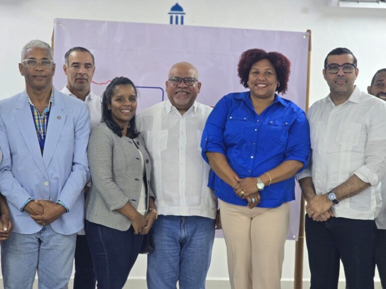 Gobierno impulsa desarrollo de microempresarios y emprendedores en Pedernales con más de 200 préstamos preaprobados
