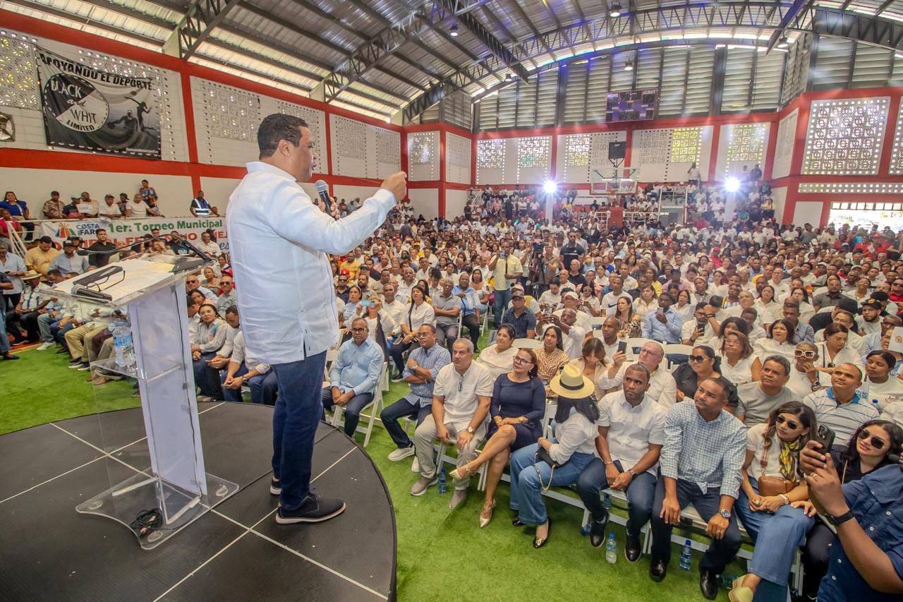 Víctor D´Aza aspirante a la presidencia, recibe respaldo del Movimiento Primero la Base del PRM