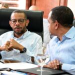 El presidente de la Federación Nacional de Motoconchistas (Fenamoto), Óscar Almánzar, se reunió con el superintendente de Seguros, Julio César Valentín, para tratar el alza del seguro de motocicletas, que subió de 400 a 1,650 pesos.