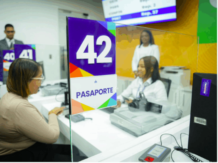 Pasaportes abre nueva oficina en Santiago con horario extendido de 8:00 am a 8:00 pm.
