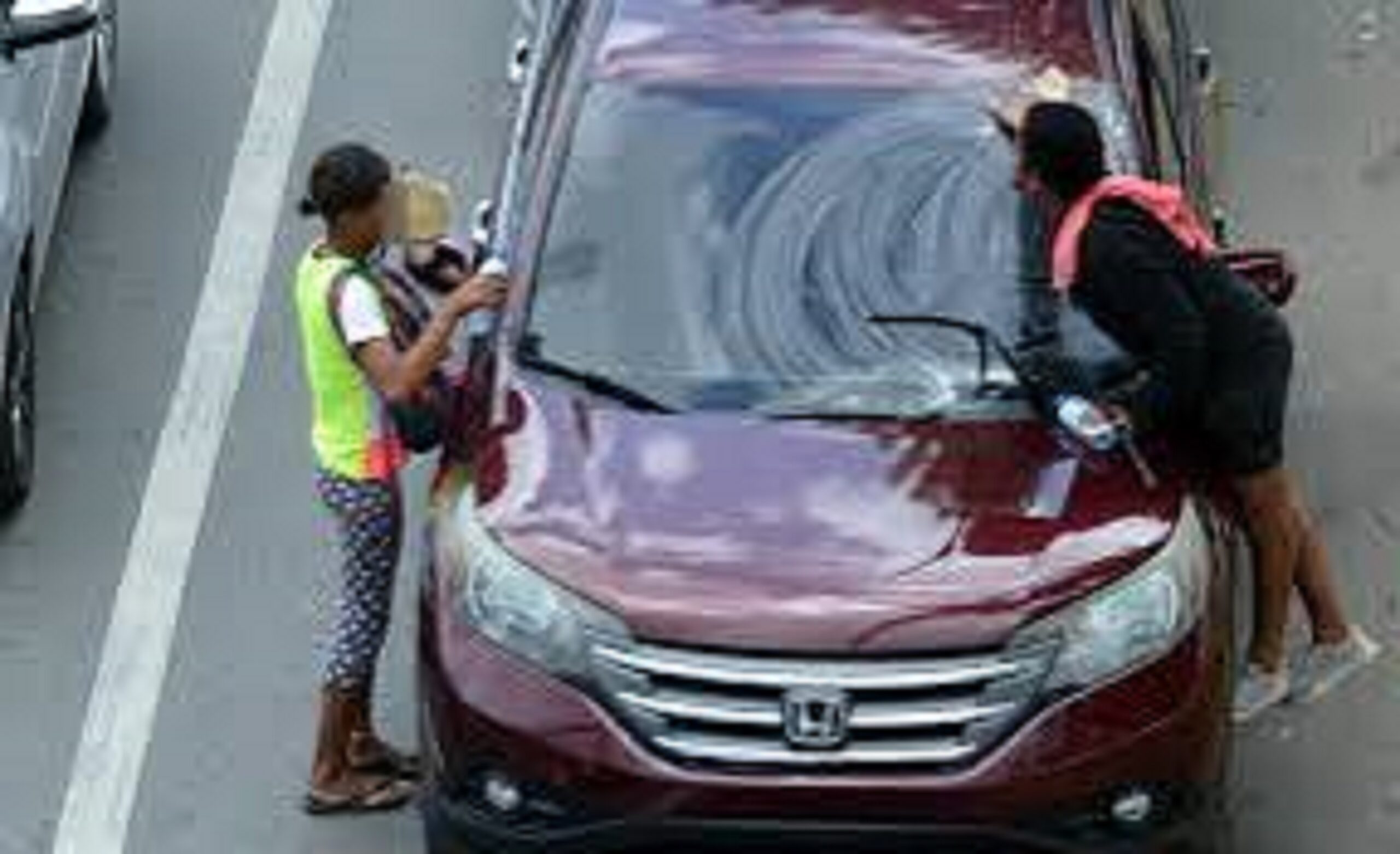 Los limpia vidrios: una problemática urbana ignorada por las alcaldías Los limpia vidrios: una problemática urbana ignorada por las alcaldías