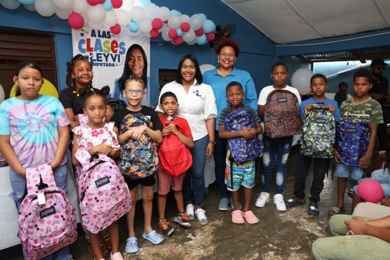 Diputada Leyvi Bautista realiza entrega de útiles escolares en Pedernales