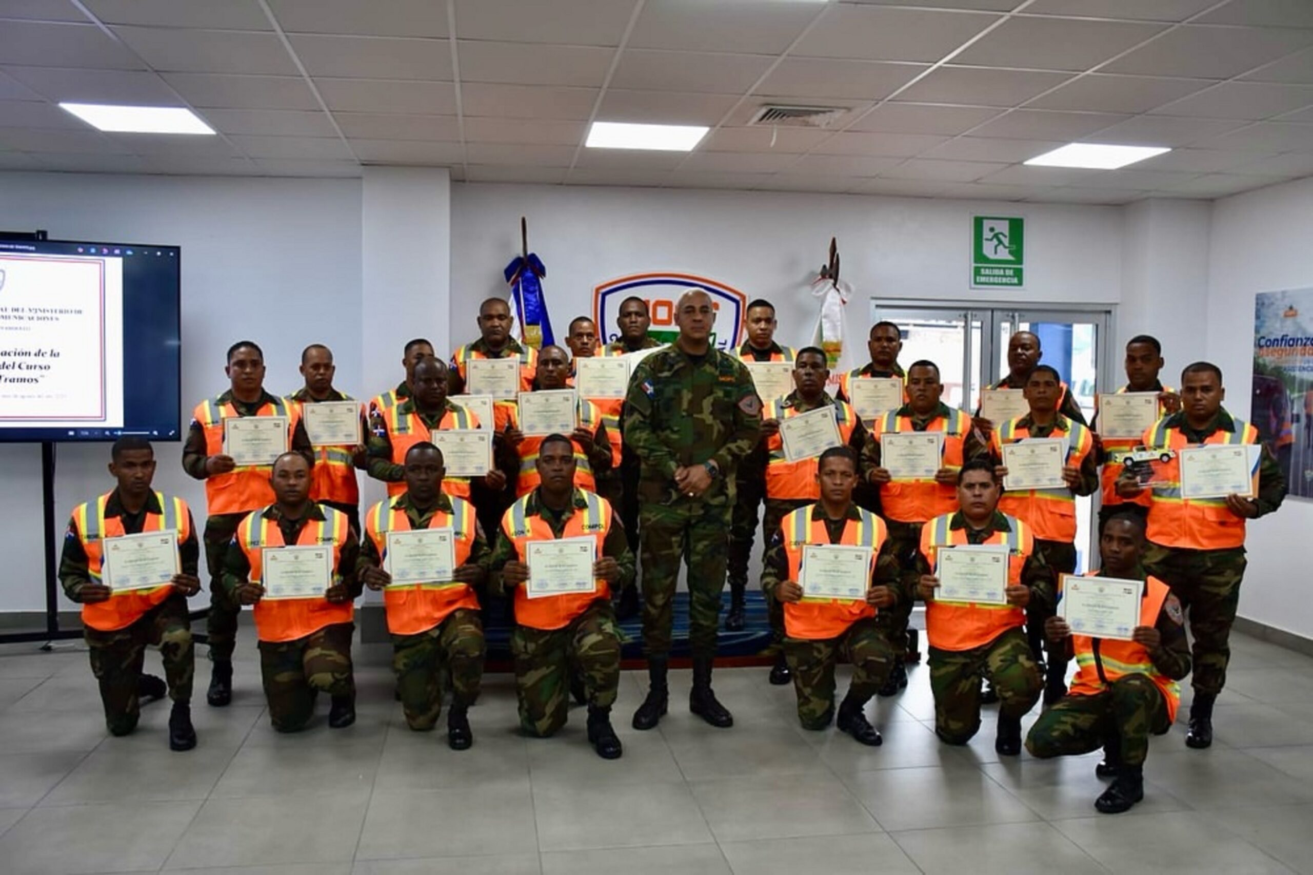 Hoy vivimos un momento histórico en la COMIPOL, con la graduación de la I Promoción del Curso de Gestión de Tramos, el primero en su clase, marcando un precedente en la formación y capacitación de nuestros soldados.
