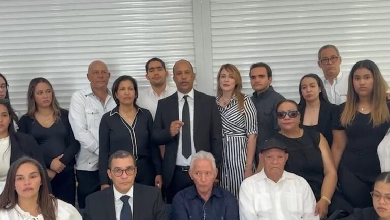 Familiares de Ángel Arnaldo Meléndez Jiménez asesinado por el roce de un vehículo en la provincia Espaillat, exigen el apresamiento de su asesino y verdugo prófugo hace seis meses.