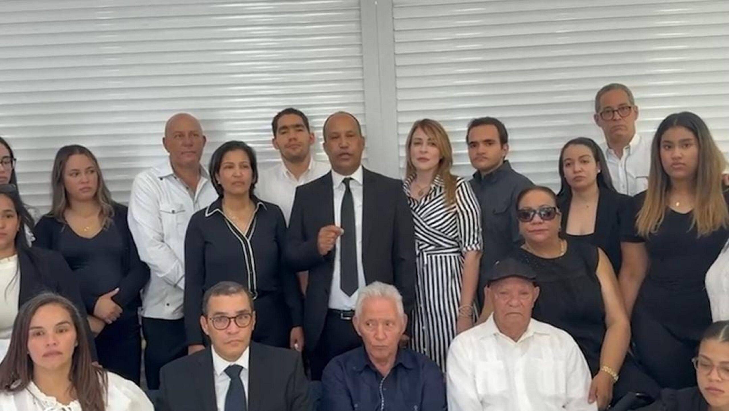 Familiares de Ángel Arnaldo Meléndez Jiménez asesinado por el roce de un vehículo en la provincia Espaillat, exigen el apresamiento de su asesino y verdugo prófugo hace seis meses. Familiares de Ángel Arnaldo Meléndez Jiménez asesinado por el roce de un vehículo en la provincia Espaillat, exigen el apresamiento de su asesino y verdugo prófugo hace seis meses.