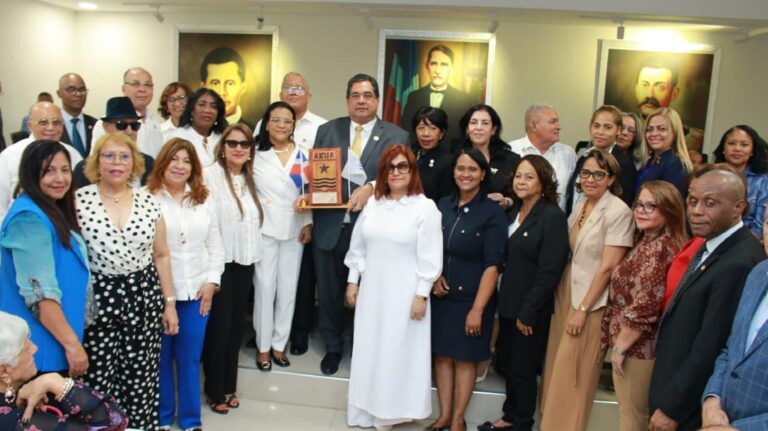 Azua entrega Escudo Heráldico y declara Hijo Distinguido al doctor Jhon Richard Paniagua Feliz