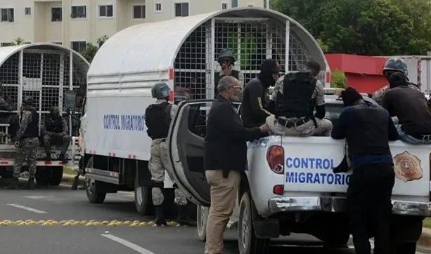 Autoridades detienen a más de mil haitianos indocumentados