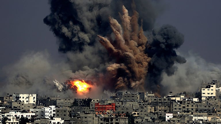 Bombardean torres en Gaza que presuntamente eran utilizadas por Hamás Bombardean torres en Gaza que presuntamente eran utilizadas por Hamás
