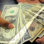 Casas de cambio afirman que el dólar supera hoy los 64 pesos por uno