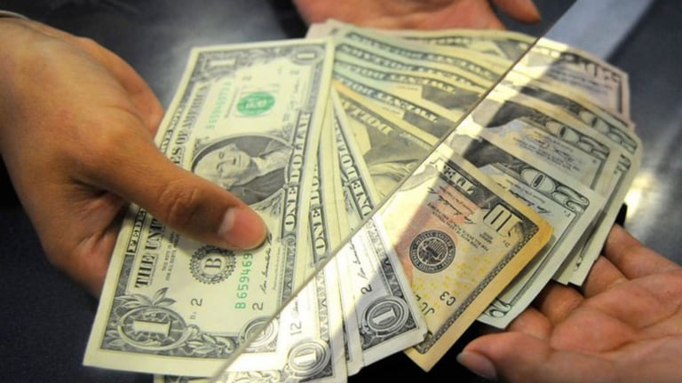 Casas de cambio afirman que el dólar supera hoy los 64 pesos por uno