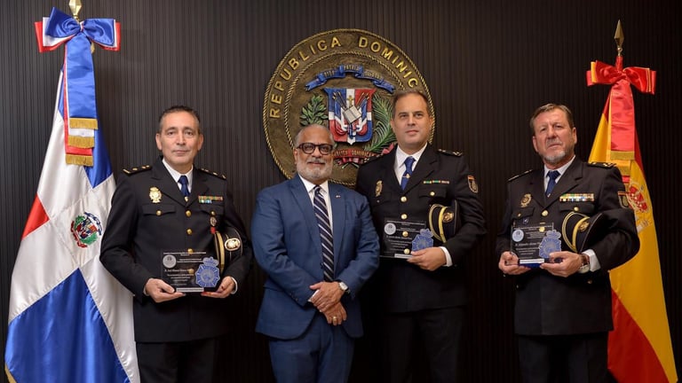 Consulado en Madrid reconoce a policías por apoyo a dominicanos