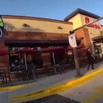 Descalzo y en pijama, niño de cinco años sale solo a restaurante para desayunar