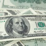 El dólar bajó 12 centavos; este martes era vendido a RD.42