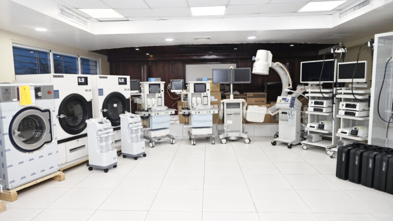 Fortalecen hospitales del Este de la RD con equipos médicos