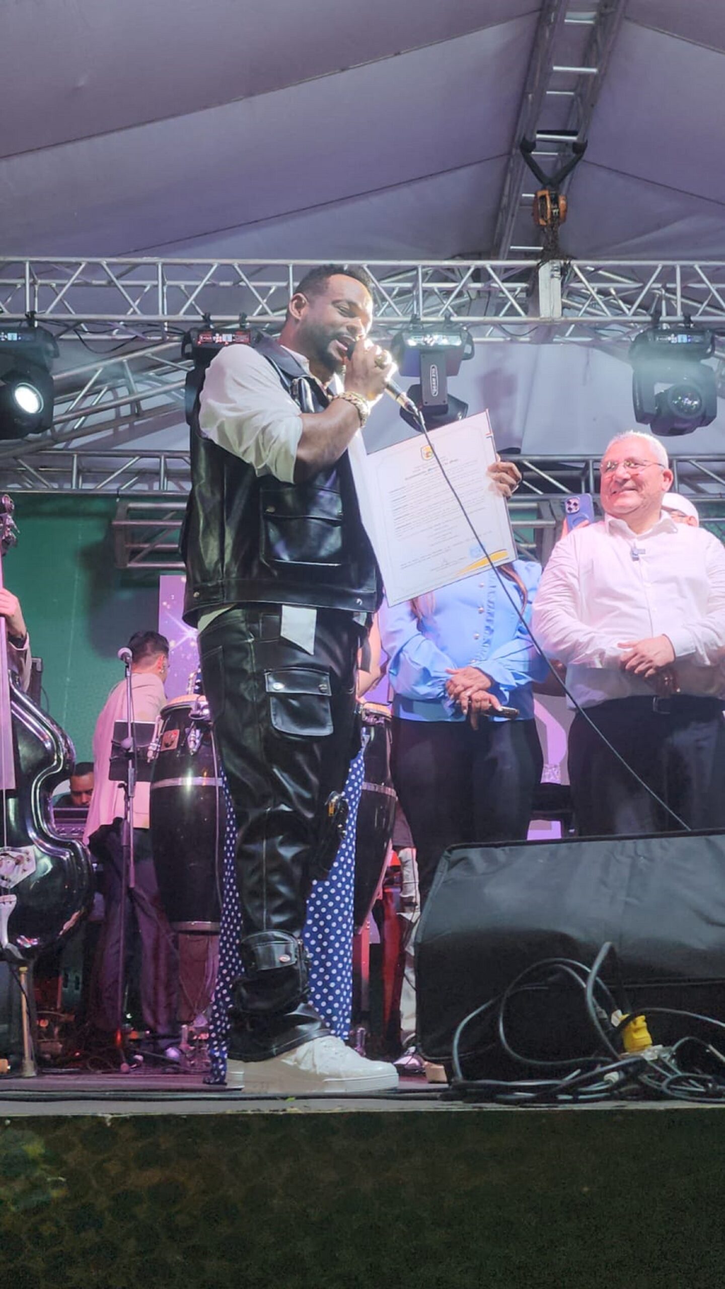 El Salsero Yiyo Sarante Recibe Reconocimiento Municipal en Moca por su Trayectoria Musical y es declarado hijo meritorio de ese municipio. El Salsero Yiyo Sarante Recibe Reconocimiento Municipal en Moca por su Trayectoria Musical y es declarado hijo meritorio de ese municipio.