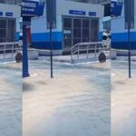 Inundación por posible avería en estación Los Taínos del Metro