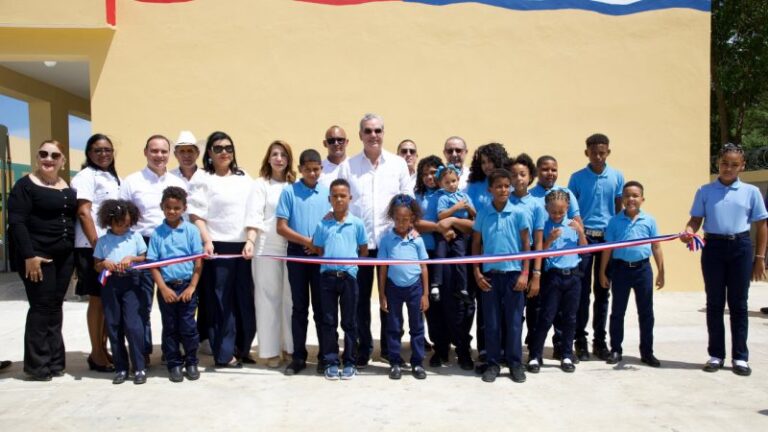 Presidente entrega viviendas e inaugura escuelas en Pto. Plata