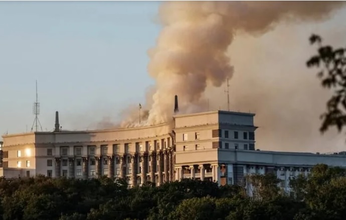 Rusia bombardea sede Gobierno Ucrania; hay muertos y heridos Rusia bombardea sede Gobierno Ucrania; hay muertos y heridos