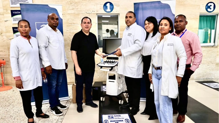 SNS entrega equipos y supervisa obras hospitalarias en la región Este