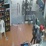 VIDEO: Vecinos detienen hombre tras disparar contra otro en SDO
