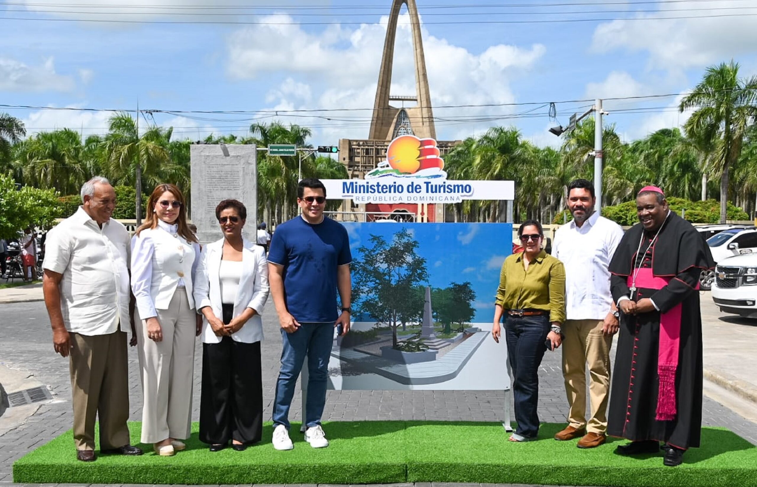 David Collado deja iniciadas varias obras en el entorno de la Basílica de Higüey.