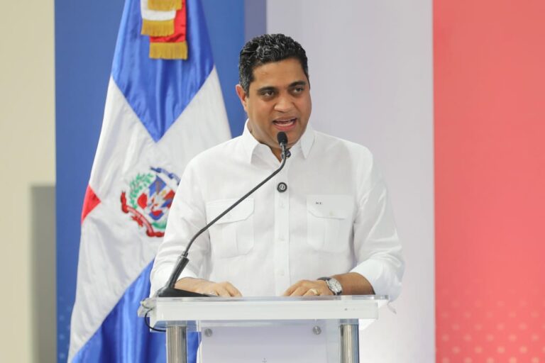 Abinader entrega remodelado polideportivo Ensanche Luperón